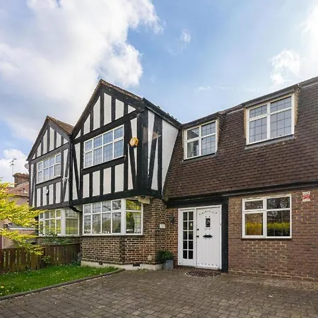 Lovely 5 Bed House In Barnet , Home Away From Home